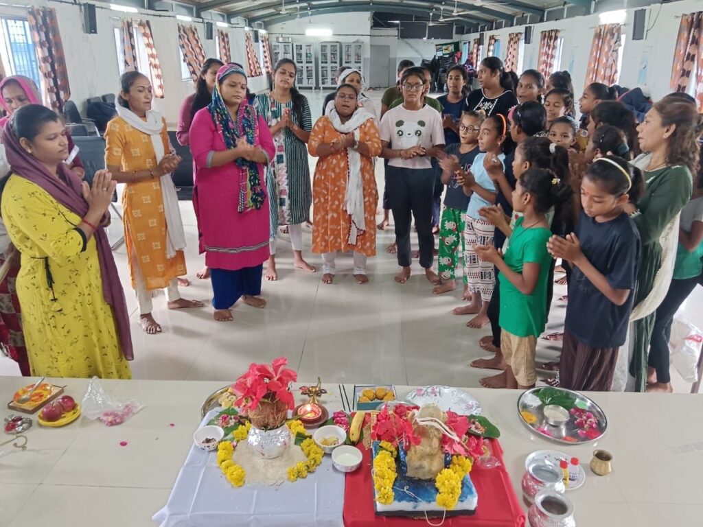 માટીના ગણેશમાં બીજ સાથેની મુર્તિની સ્થાપના કરતાં અદાણી નવચેતન વિદ્યાલયના વિદ્યાર્થીઓ