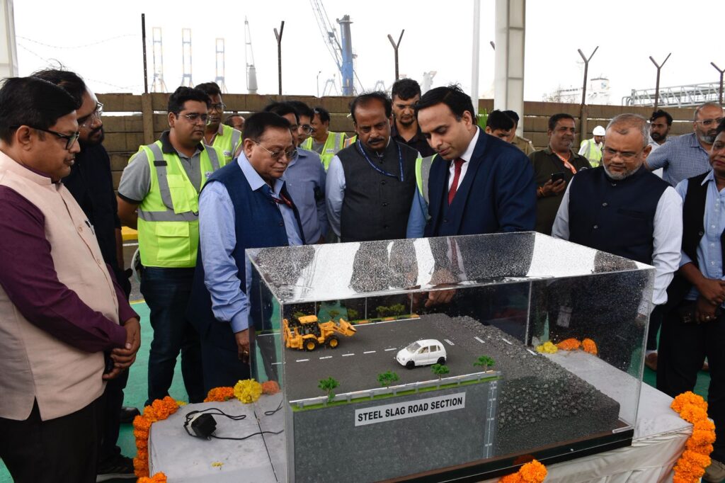 અદાણી પોર્ટ્સ હજીરા ખાતે ખાનગી બંદર પર પ્રથમ સ્ટીલ સ્લેગ રોડનું અનાવરણ