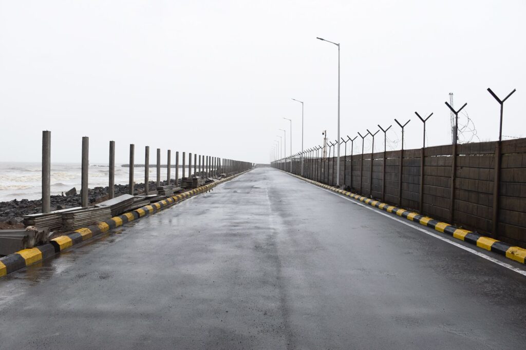 અદાણી પોર્ટ્સ હજીરા ખાતે ખાનગી બંદર પર પ્રથમ સ્ટીલ સ્લેગ રોડનું અનાવરણ