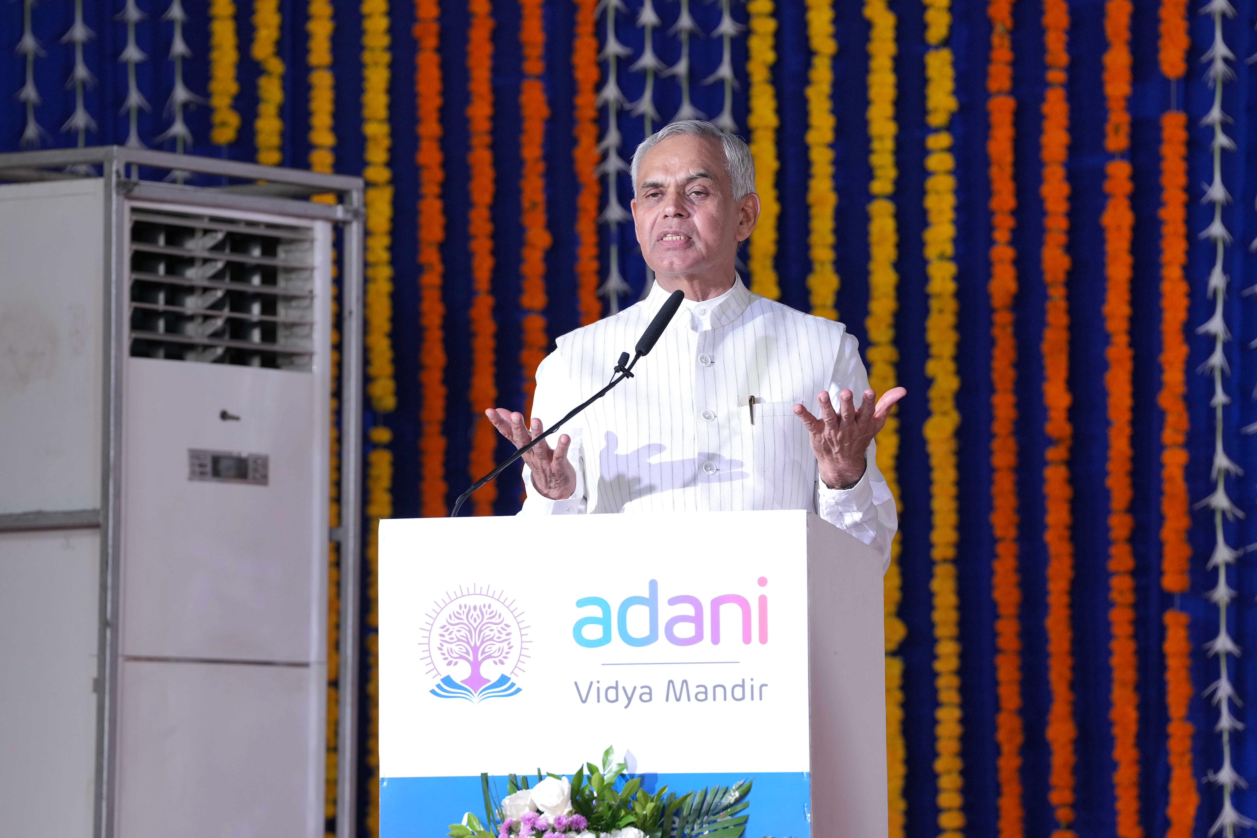 રાજ્યપાલ આચાર્ય દેવવ્રતે અદાણી વિદ્યા મંદિરના વિદ્યાર્થીઓને પ્રેરણા આપી
