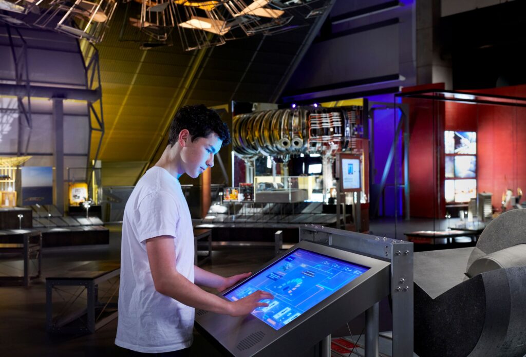 અદાણી ગ્રીન એનર્જી ગેલેરીએ લંડનમાં દસ લાખ મુલાકાતીઓની ખુશીની ઉજવણી કરી