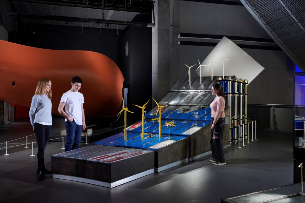 અદાણી ગ્રીન એનર્જી ગેલેરીએ લંડનમાં દસ લાખ મુલાકાતીઓની ખુશીની ઉજવણી કરી