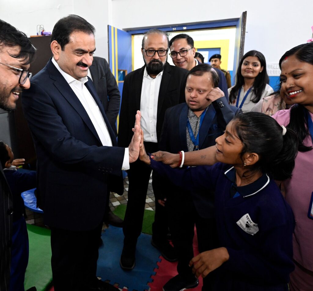 અદાણી ગ્રુપના ચેરમેન ગૌતમ અદાણીએ ધનબાદમા "પહલા કદમ સ્કૂલ"ની મુલાકાત લીધી - દિવ્યાંગ બાળકો માટે "નયી ઉડાન કાફે"નું ઉદ્ઘાટન