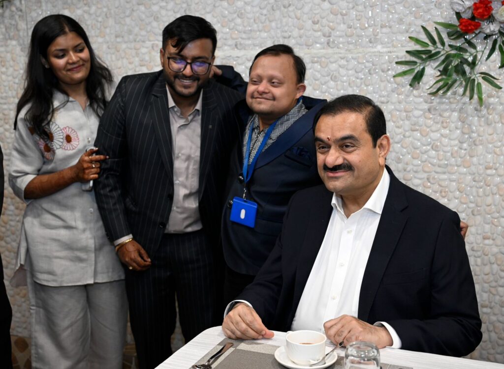 અદાણી ગ્રુપના ચેરમેન ગૌતમ અદાણીએ ધનબાદમા "પહલા કદમ સ્કૂલ"ની મુલાકાત લીધી - દિવ્યાંગ બાળકો માટે "નયી ઉડાન કાફે"નું ઉદ્ઘાટન