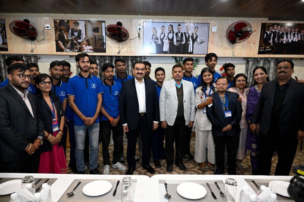 અદાણી ગ્રુપના ચેરમેન ગૌતમ અદાણીએ ધનબાદમા "પહલા કદમ સ્કૂલ"ની મુલાકાત લીધી - દિવ્યાંગ બાળકો માટે "નયી ઉડાન કાફે"નું ઉદ્ઘાટન