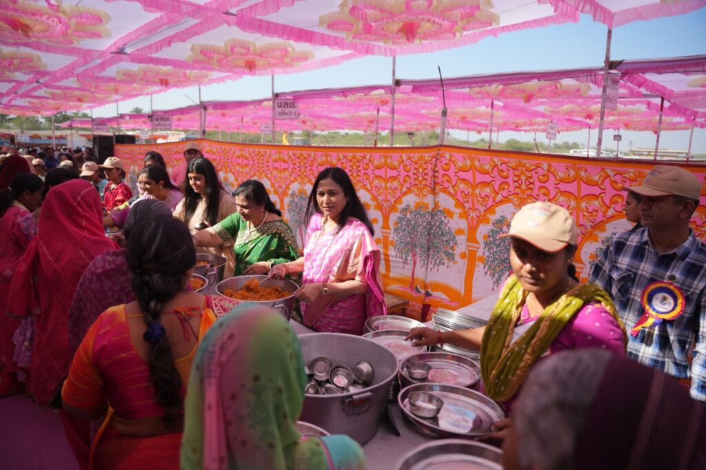 અદાણી પરિવાર દ્વારા આયોજીત શ્રીમદ ભાગવત સપ્તાહના બીજા દિવસે કથામંડપ (ડોમ) ટૂંકું પડ્યું.