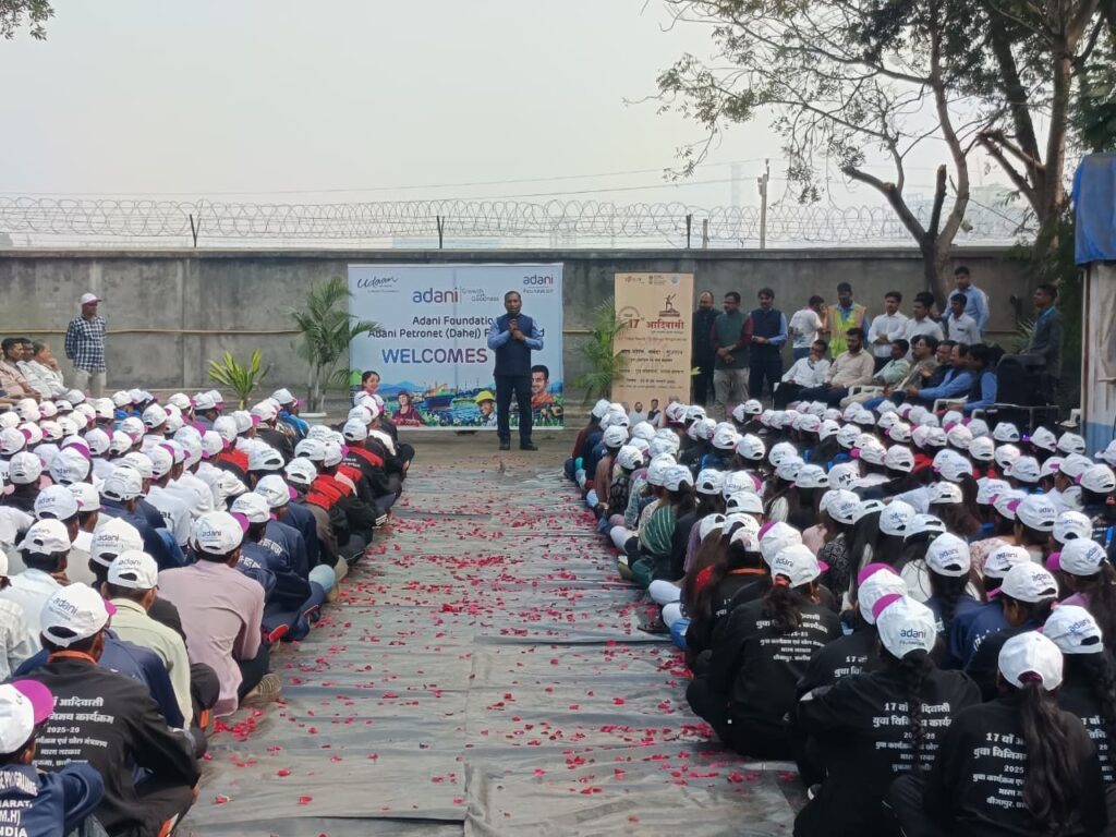 નક્ષલ પ્રભાવિત રાજ્યોના 250 આદિવાસી યુવાનોએ અદાણી દહેજ પોર્ટની મુલાકાત લીધી