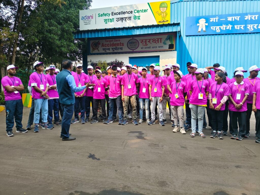 નક્ષલ પ્રભાવિત રાજ્યોના 250 આદિવાસી યુવાનોએ અદાણી દહેજ પોર્ટની મુલાકાત લીધી