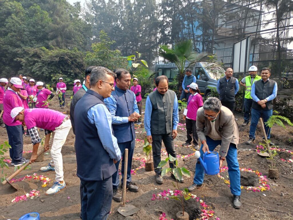 નક્ષલ પ્રભાવિત રાજ્યોના 250 આદિવાસી યુવાનોએ અદાણી દહેજ પોર્ટની મુલાકાત લીધી