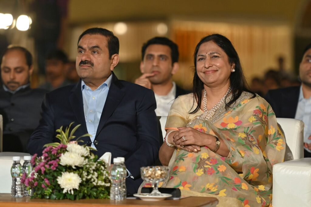 દિવા અને જીત અદાણીએ સંસારી જીવનનું પ્રથમ વર્ષ દિવ્યાંગ મહિલાઓની સંગે ઉજવ્યું