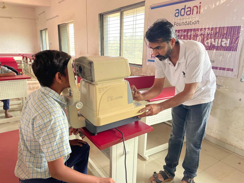 અદાણી ફાઉન્ડેશન દહેજ દ્વારા આયોજિત નેત્ર શિબિરમાં ૨૦૦૦થી વધુ વિદ્યાર્થીઓની તપાસ થઈ