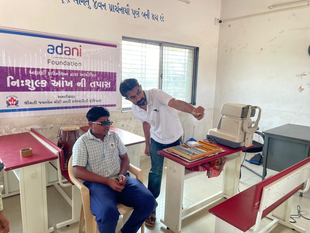 અદાણી ફાઉન્ડેશન દહેજ દ્વારા આયોજિત નેત્ર શિબિરમાં ૨૦૦૦થી વધુ વિદ્યાર્થીઓની તપાસ થઈ