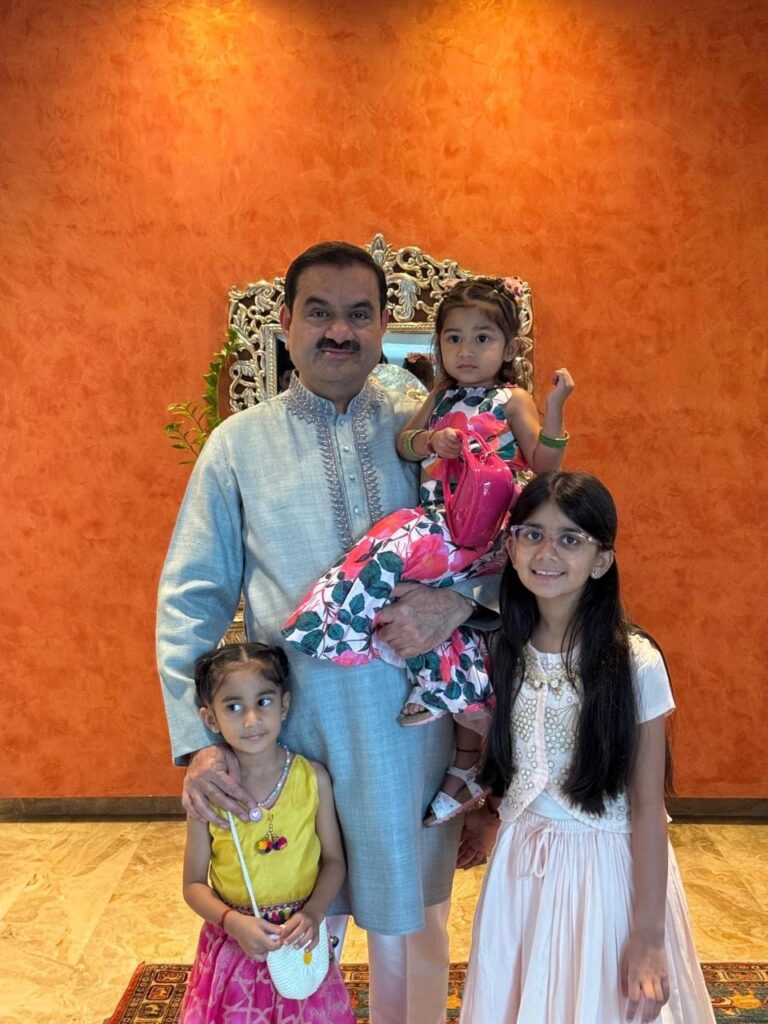 “મારા અંતરાત્માનાં મહિલા શિલ્પકારો”: અદાણીની દીલ છું લેને વાલી પોસ્ટ