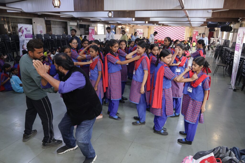 Women's Day 2026: ધારાવીમાં શાળાએ જતી છોકરીઓને સ્વ-બચાવ અને આરોગ્ય જાગૃતિ માટે તાલીમ આપવામાં આવી