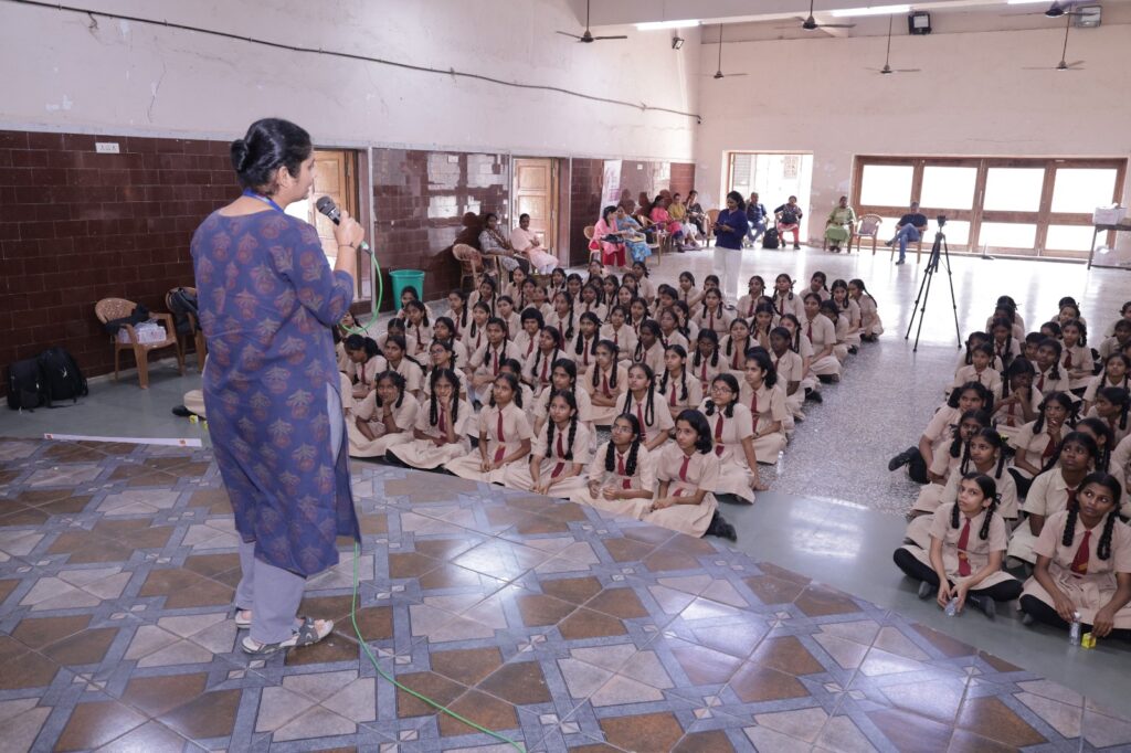 Women's Day 2026: ધારાવીમાં શાળાએ જતી છોકરીઓને સ્વ-બચાવ અને આરોગ્ય જાગૃતિ માટે તાલીમ આપવામાં આવી