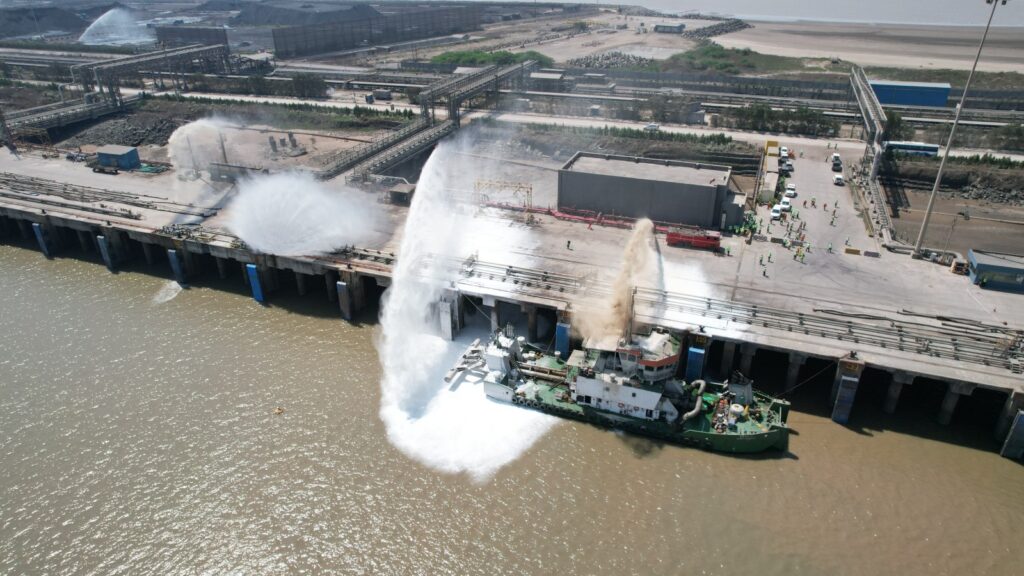 સુરતના દરિયે હવાઈ ડ્રોન હુમલાને પહોચી વળવા ગુજરાત મેરીટાઇમ બોર્ડ અને અદાણી હજીરા પોર્ટનું સંયુક્ત ઓરેશન