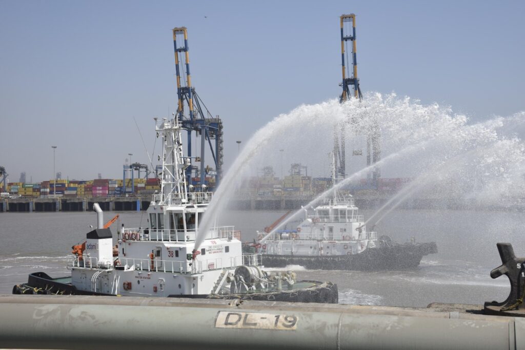 સુરતના દરિયે હવાઈ ડ્રોન હુમલાને પહોચી વળવા ગુજરાત મેરીટાઇમ બોર્ડ અને અદાણી હજીરા પોર્ટનું સંયુક્ત ઓરેશન