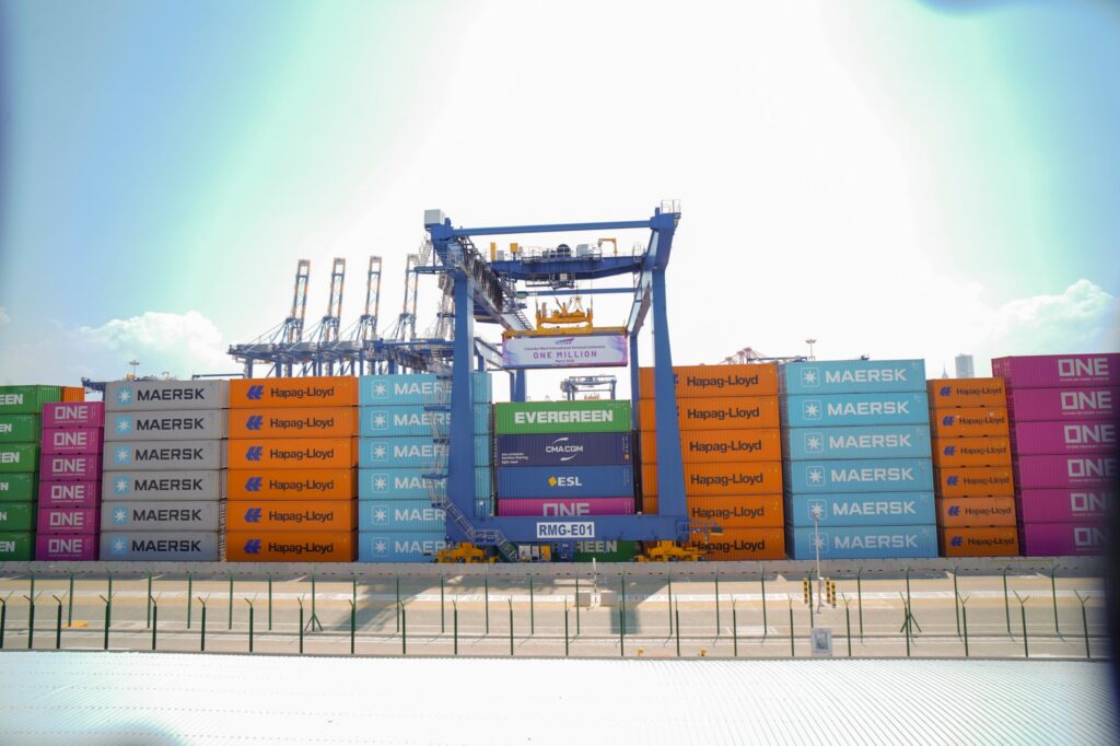 અદાણી પોર્ટસના કોલંબો ટર્મિનલે કાર્યારંભના પહેલા જ વર્ષે દસ લાખ કન્ટેનર હેન્ડલ કર્યા