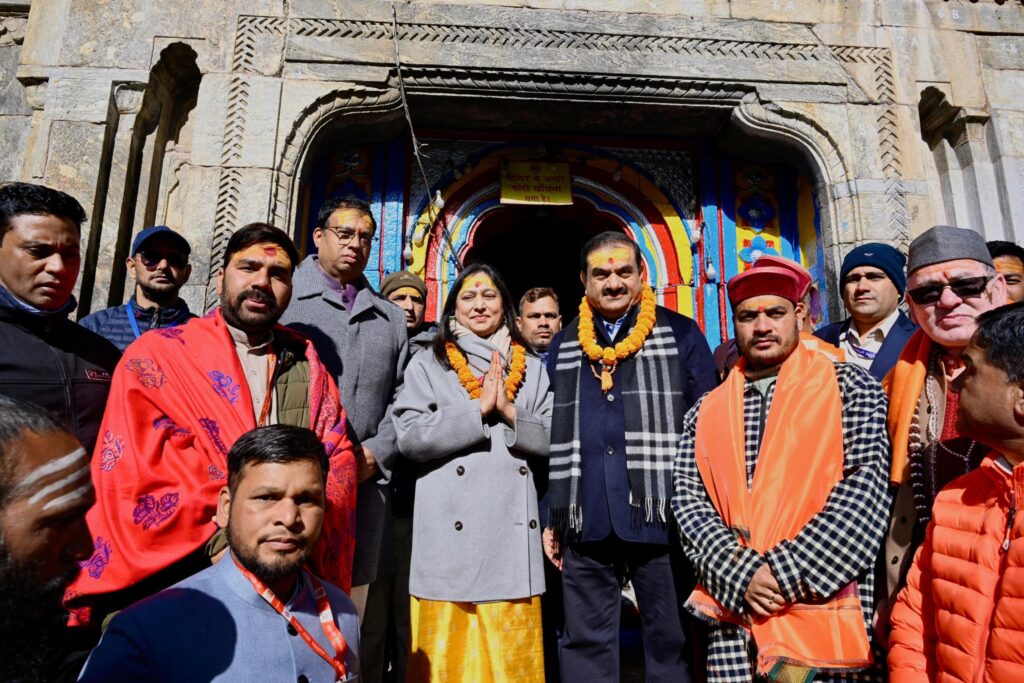 પત્ની સાથે ગૌતમ અદાણીએ 40મી લગ્નની વર્ષગાંઠ પર કેદારનાથના દર્શન કર્યા